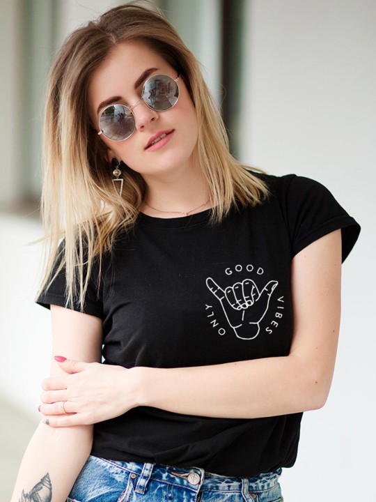 Camiseta de Mujer Negra Good Vibes