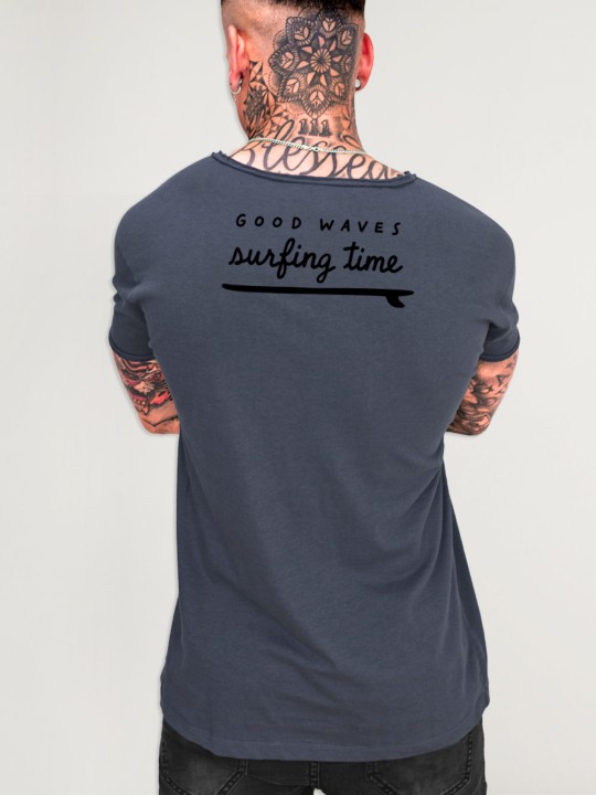 Camiseta de Hombre Cuello Abierto Oceano Backside Stay True